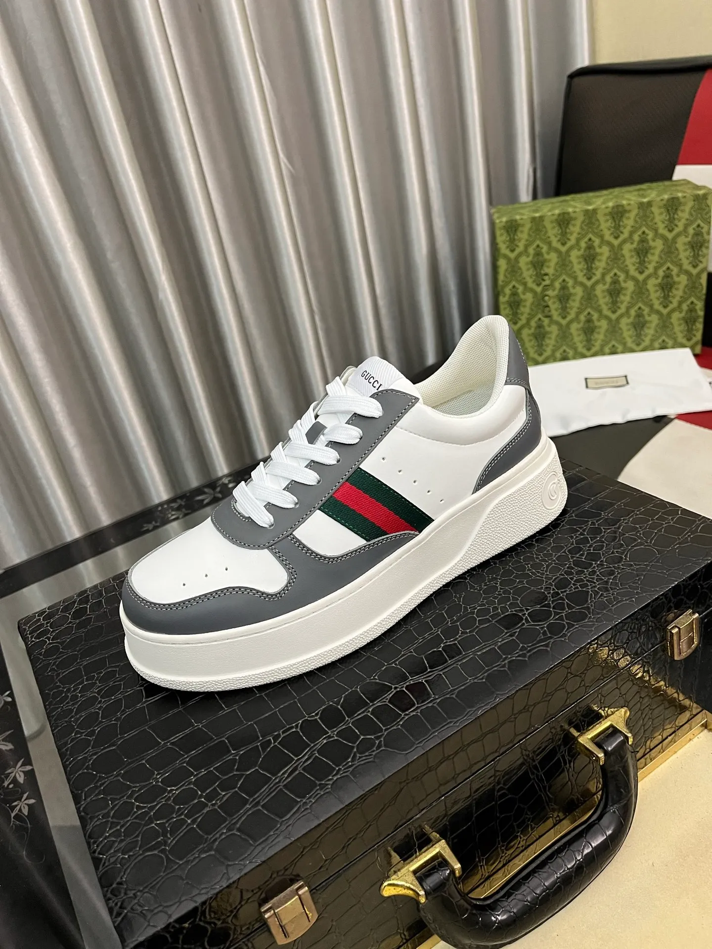 Men's Men's Shoes💰: 380⌚️⌚️[GUCCI] Gucci men's latest white shoe series casual shoes! The official website is built 1:1. Upper: Made of imported cowhide, with electric embroidery ➕Inner lining: Made of high-quality first-layer pigskin, soft and comfortable. Picky material selection and exquisite workmanship give you the best enjoyment. Size: 38-444️⃣Colors available